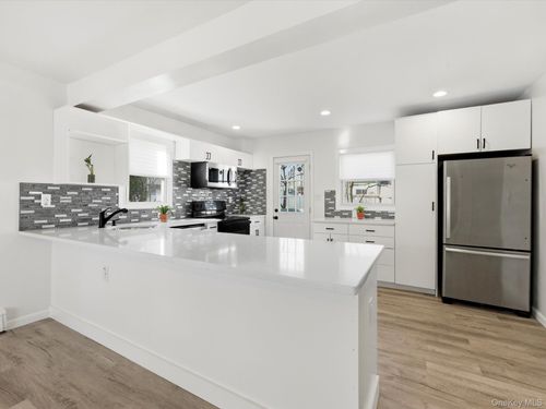 2409 Lindy Rd, Westbury, NY, 11590-6137 | Card Image