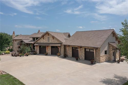 17096 Eisenhower Rd, Leavenworth, KS, 66048-7372 | Card Image