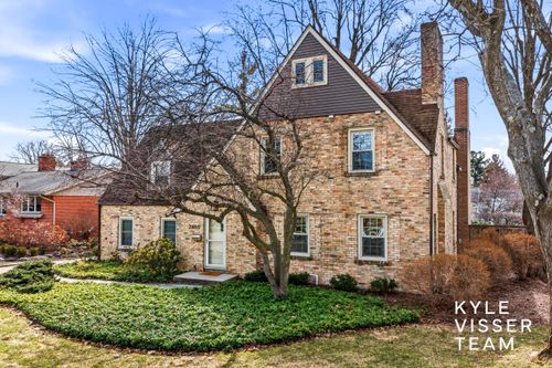 2460 Oakwood Dr Se, East Grand Rapids, MI, 49506-4227 | Card Image