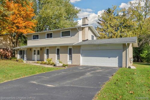 2875 Rambling Way, Bloomfield Hills, MI, 48302-1046 | Card Image