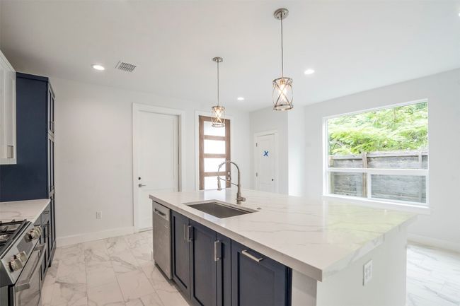 A - 616 W Dittmar Rd, Townhouse with 3 bedrooms, 3 bathrooms and 2 parking in Austin TX | Image 5