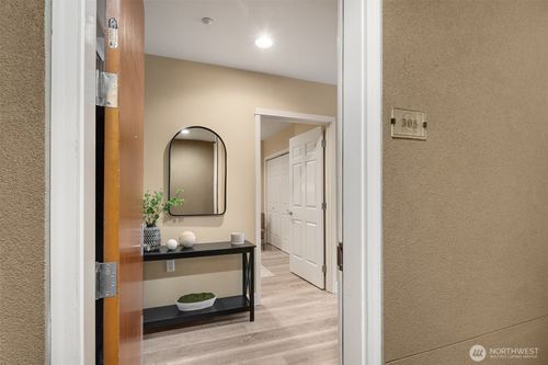 apt-305-10047 Main St, Bellevue, WA, 98004-5317 | Card Image