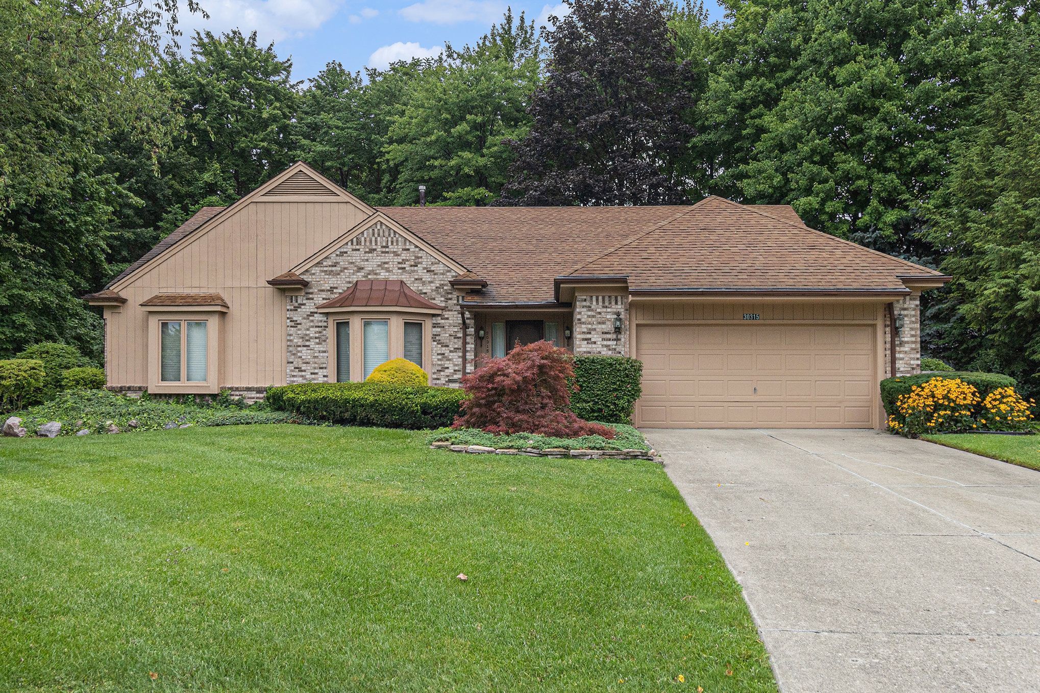 Castleford Ct, Farmington Hills, MI 48331