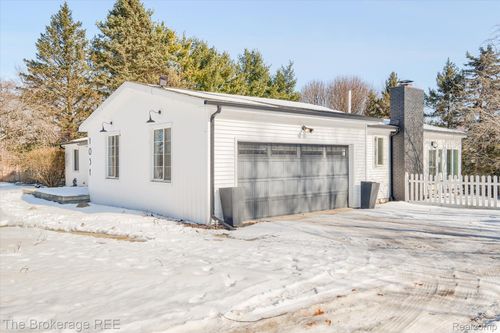 1051 S East St, Fenton, MI, 48430-2949 | Card Image