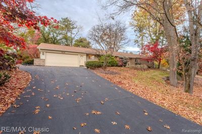 4640 Pickering Road, Home with 4 bedrooms, 3 bathrooms and null parking in Bloomfield Twp MI | Image 2