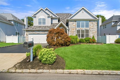 48 Peachtree Ct, Holtsville, NY, 11742-2536 | Card Image