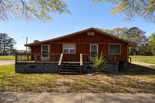 221 N West St, Mendenhall, MS, 39114-3546 | Card Image