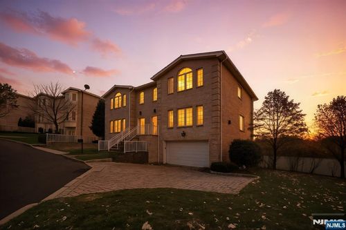 2 Kathleen Ct, Ridgefield, NJ, 07657-2759 | Card Image