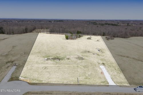 4 Nicholson Dr, Crossville, TN, 38572-6446 | Card Image