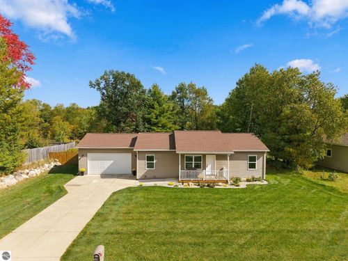 840 Seneca Pl, Cadillac, MI, 49601-8813 | Card Image