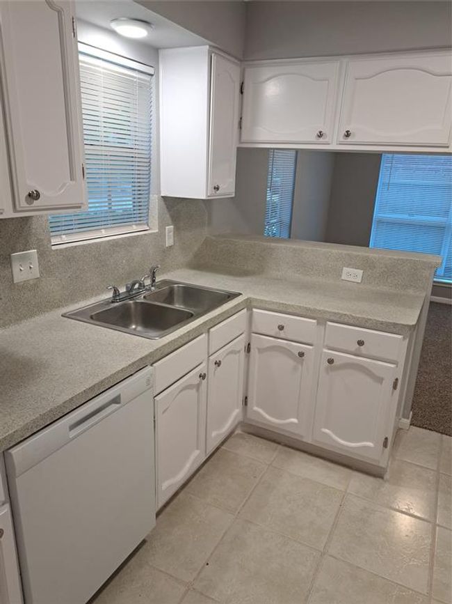 Kitchen | Image 12