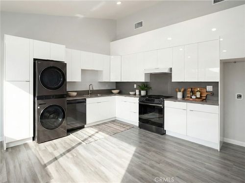 8460 N Nestle Ave, Northridge, CA, 91325 | Card Image