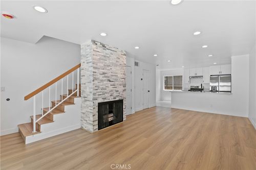 2-9019 Cedros Ave, Panorama City, CA, 91402-5801 | Card Image