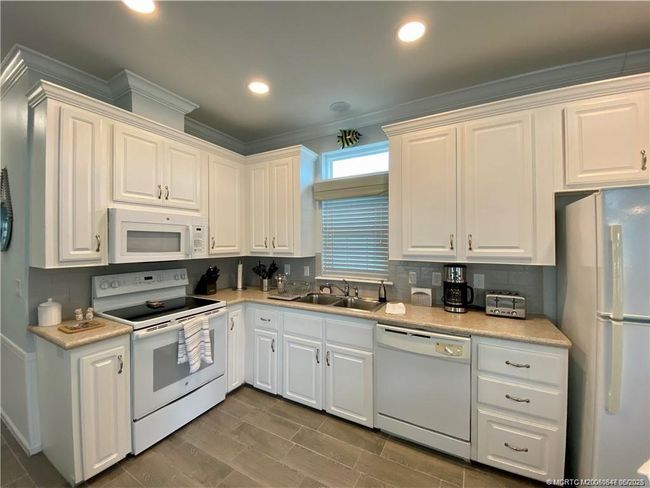 142 Ne Coastal Dr, House other with 2 bedrooms, 2 bathrooms and 2 parking in Ocean Breeze FL | Image 5