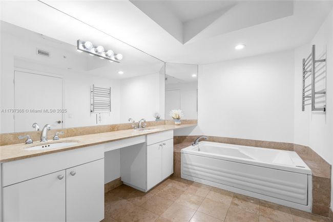 APT-1008 - 4779 Collins Ave, Condo with 3 bedrooms, 2 bathrooms and null parking in Miami Beach FL | Image 6