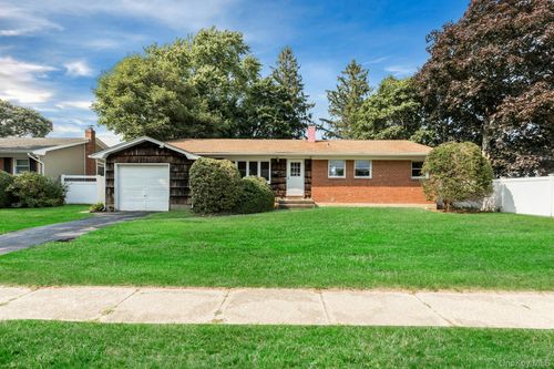 39 Alma Street, Islip, NY, 11782 | Card Image