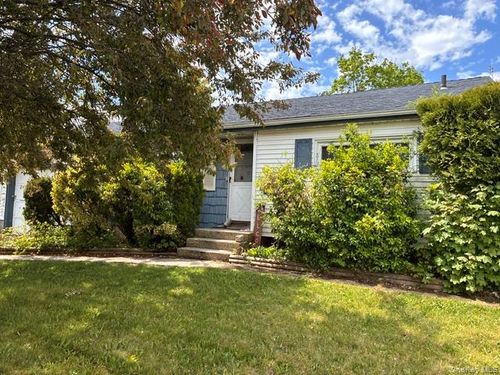 190 Hilltop Dr, Brentwood, NY, 11717-6715 | Card Image
