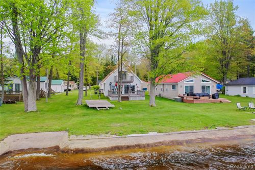 6783 E Houghton Lake Dr, Houghton Lake, MI, 48629-8302 | Card Image