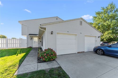 6814 Beacon Dr, Mentor, OH, 44060-9325 | Card Image