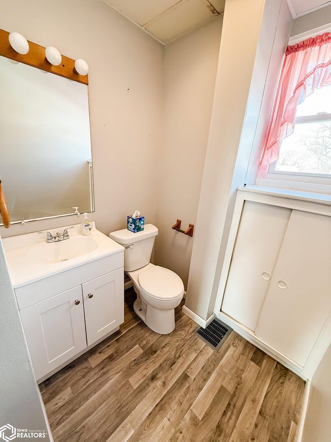 415 S Garfield Ave, Home with 4 bedrooms, 2 bathrooms and 2 parking in Burlington IA | Image 20