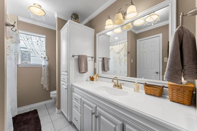 Ensuite bathroom with lots of cabinet space. | Image 16