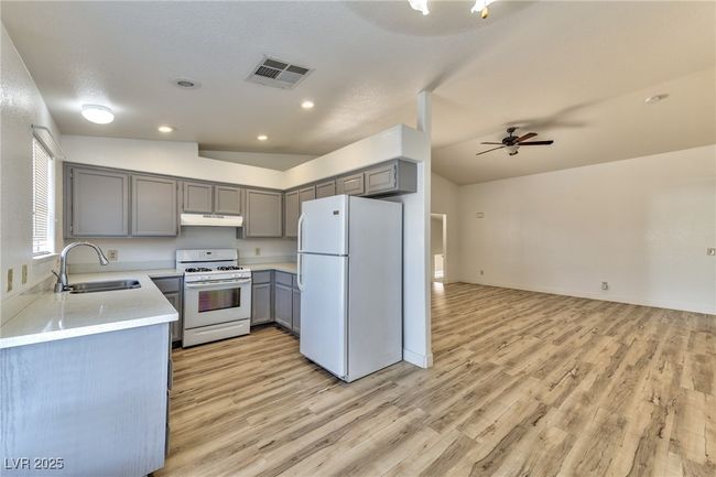 UNIT-201 - 8004 Cetus Cir, Condo with 3 bedrooms, 2 bathrooms and null parking in Las Vegas NV | Image 5