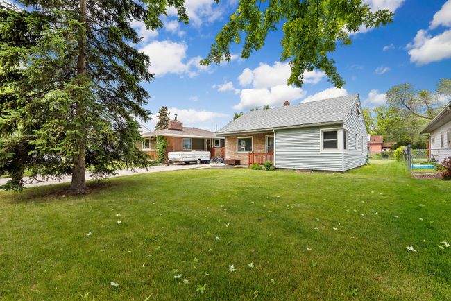 Lush front lawn | Image 17