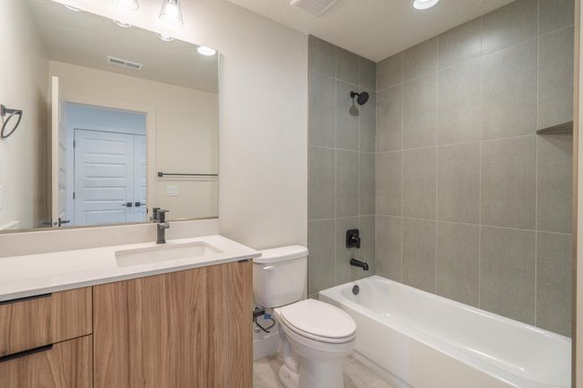 Upstairs Bathroom | Image 40