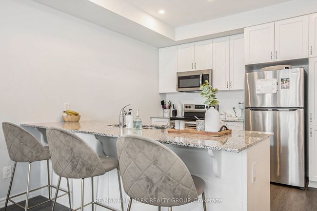 814 Mikinak Rd, Condo with 2 bedrooms, 1 bathrooms and 1 parking in Ottawa ON | Image 7