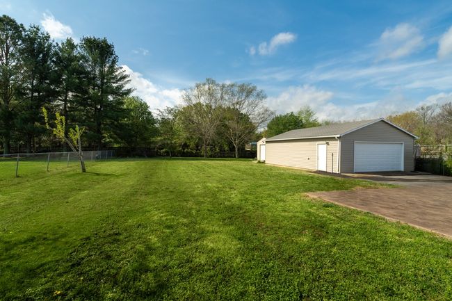 MASSIVE back yard all level and fenced | Image 30
