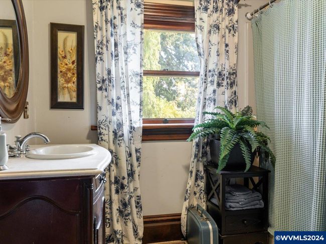 1006 Pine St, House other with 4 bedrooms, 2 bathrooms and null parking in Silverton OR | Image 23