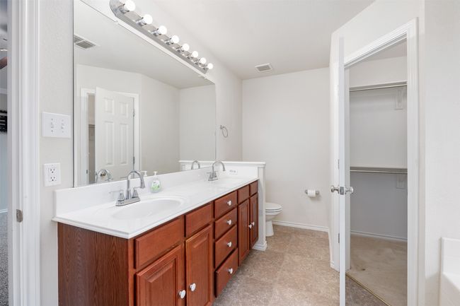 Full bath with double vanity, and sinks | Image 12
