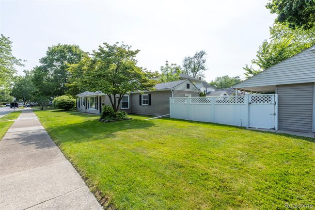 343 Beaupre - large corner lot | Image 31