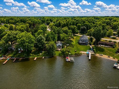 9322 Cedar Island Rd, White Lake, MI, 48386-3212 | Card Image