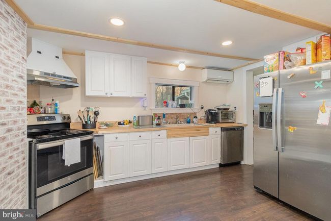 8 E Locust St, House other with 3 bedrooms, 1 bathrooms and null parking in MOUNT HOLLY SPRINGS PA | Image 6