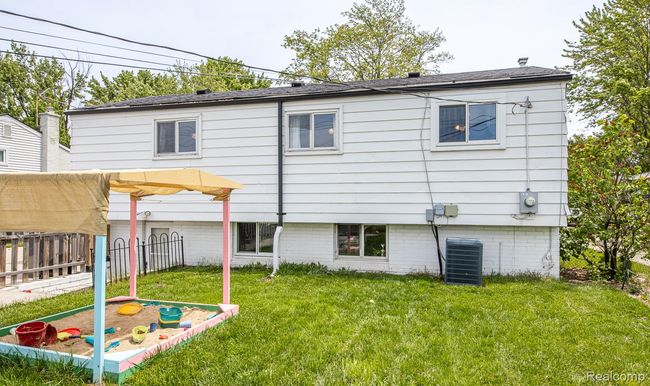 Back view of the home | Image 21