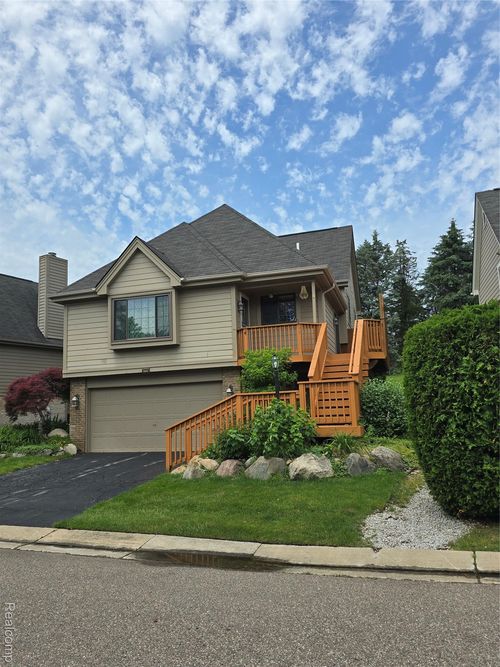 5605 Northcrest Xing, Clarkston, MI, 48346-2750 | Card Image