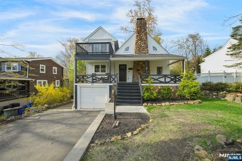 8 Mountainside Dr, Wayne, NJ, 07470-4209 | Card Image