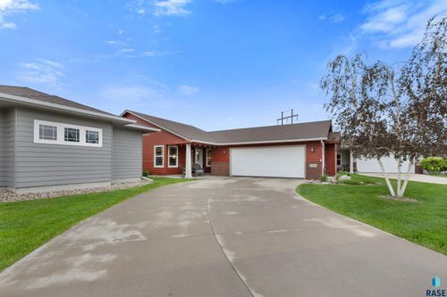 3205 S Manifold Ave, Sioux Falls, SD, 57110-5402 | Card Image