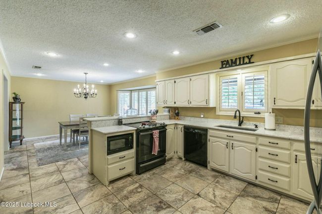 202 S Garland St, House other with 4 bedrooms, 2 bathrooms and null parking in Plainview TX | Image 9
