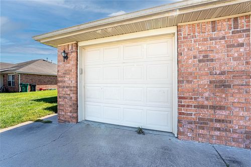 414 E Southern Trace Dr, Rogers, AR, 72758-8526 | Card Image