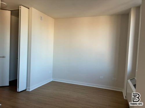 1m-250 W 50th St, New York, NY, 10019-6743 | Card Image