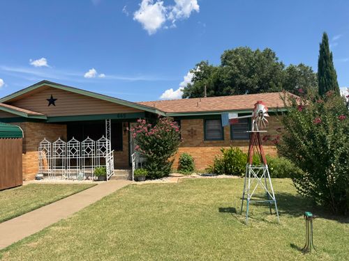 645 S Grain St, Crosbyton, TX, 79322-3007 | Card Image
