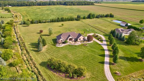 10205 Bradley Rd, Frankenmuth, MI, 48734-9739 | Card Image