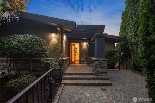2209 12th Ave W, Seattle, WA, 98119-2411 | Card Image