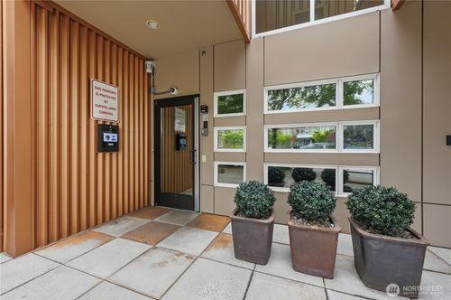 304-4020 Aurora Ave N, Seattle, WA, 98103-7880 | Card Image