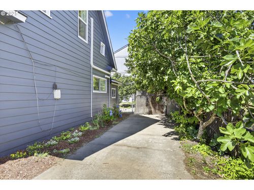 5843 Se 90th Ave, Portland, OR, 97266-4601 | Card Image