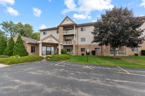 218 Third St, Hartford, WI, 53027-1572 | Card Image