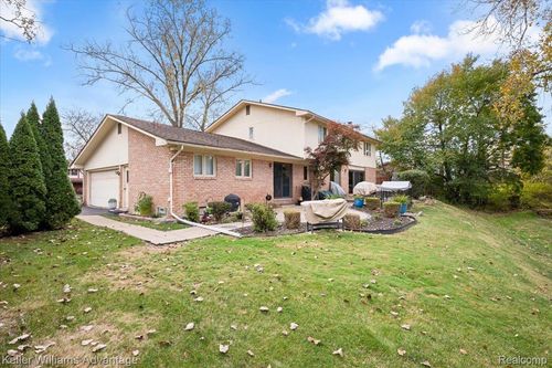 23500 Coventry Woods Ln, Southfield, MI, 48034-2024 | Card Image