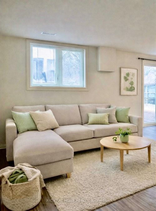 934-75 Weldrick Rd W, Richmond Hill, ON, L4C3T9 | Card Image